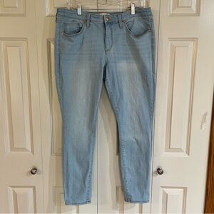 Universal Threads Mid Rise Skinny Jean Light-wash Size 16